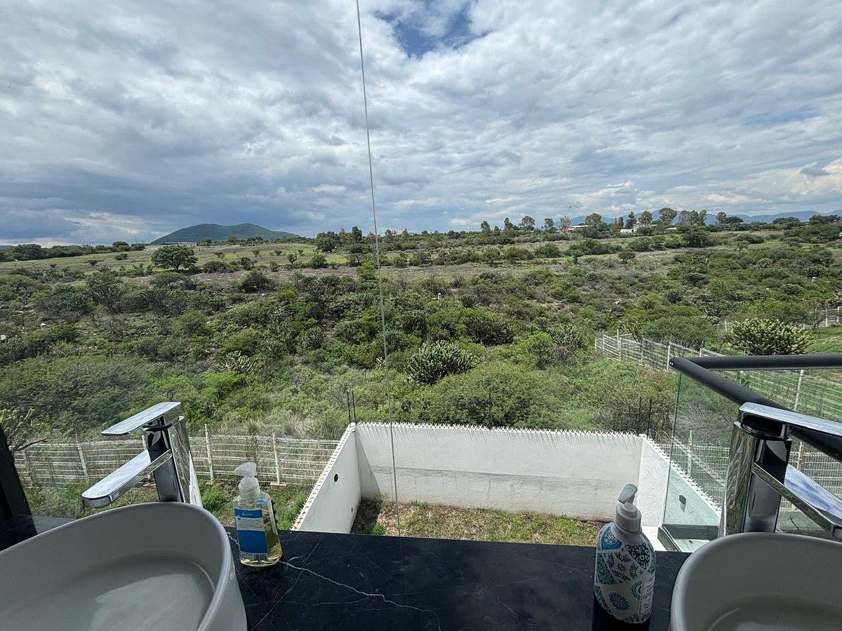 Vista desde el baño principal, photo 31 of 46