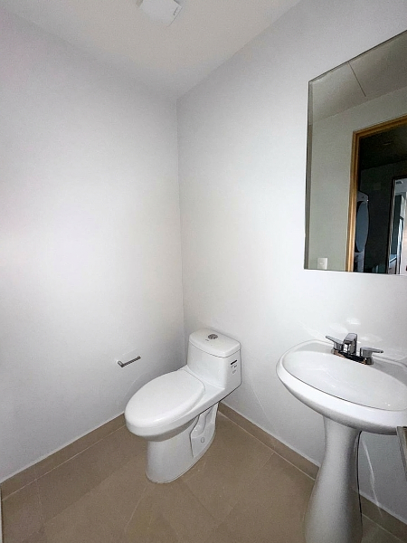 16 de 17: BAÑO DE VISITAS