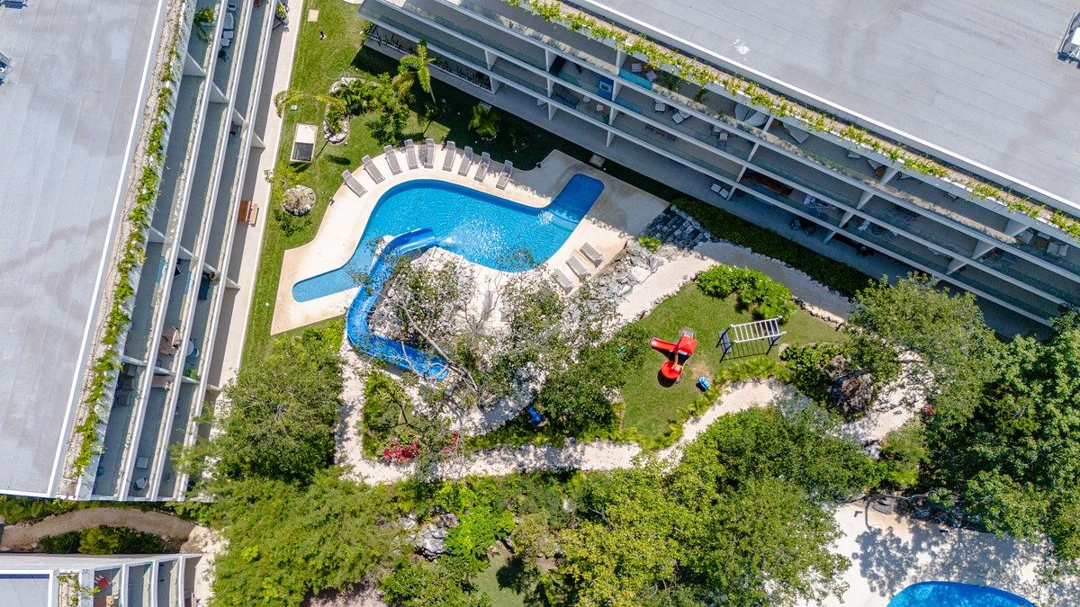 13 of 19: Albercas y juegos infantiles