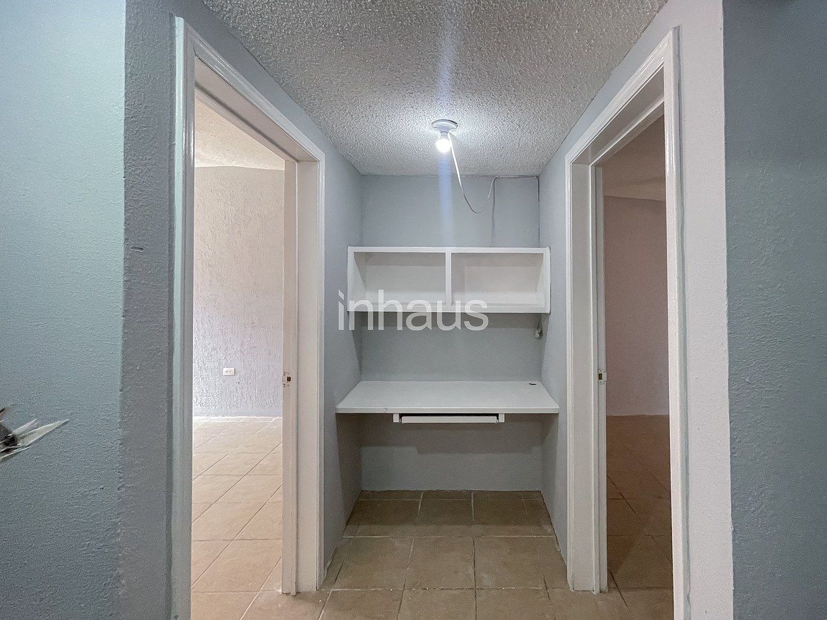 9 of 17: Escritorio en pasillo