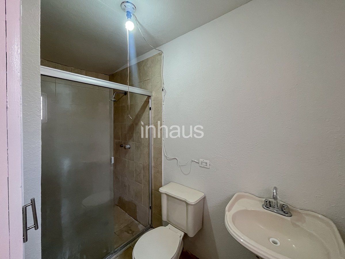 13 of 17: Baño en recámara