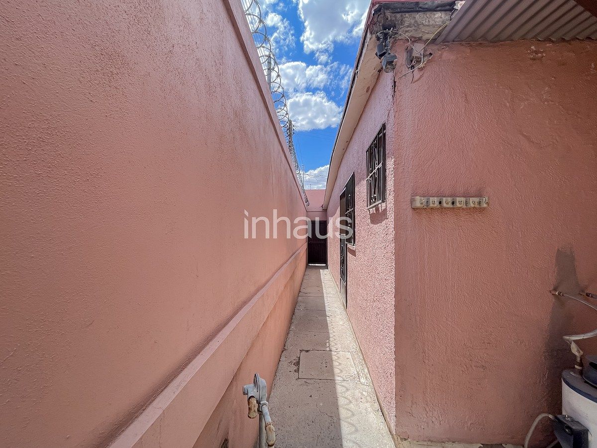 16 of 17: Pasillo de servicio