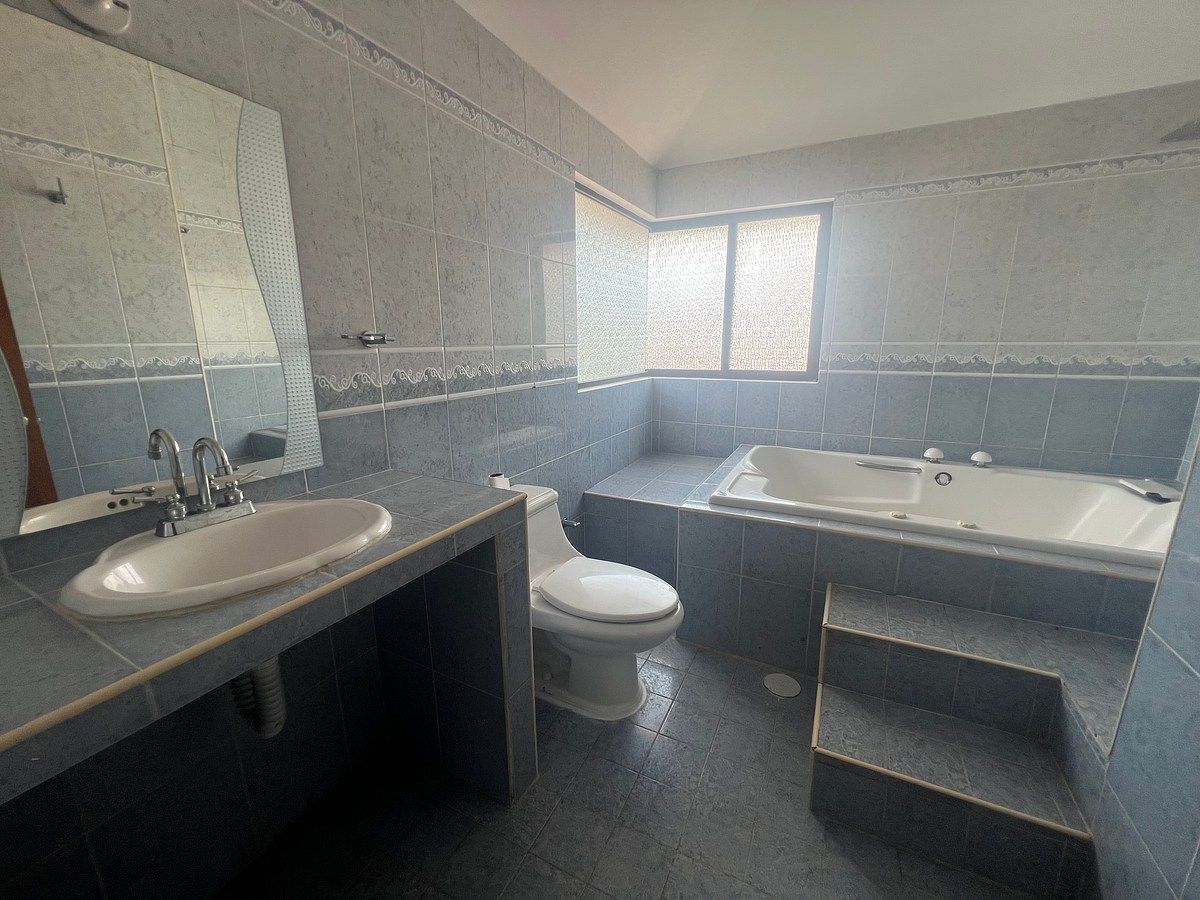 24 de 38: Baño recámara principal