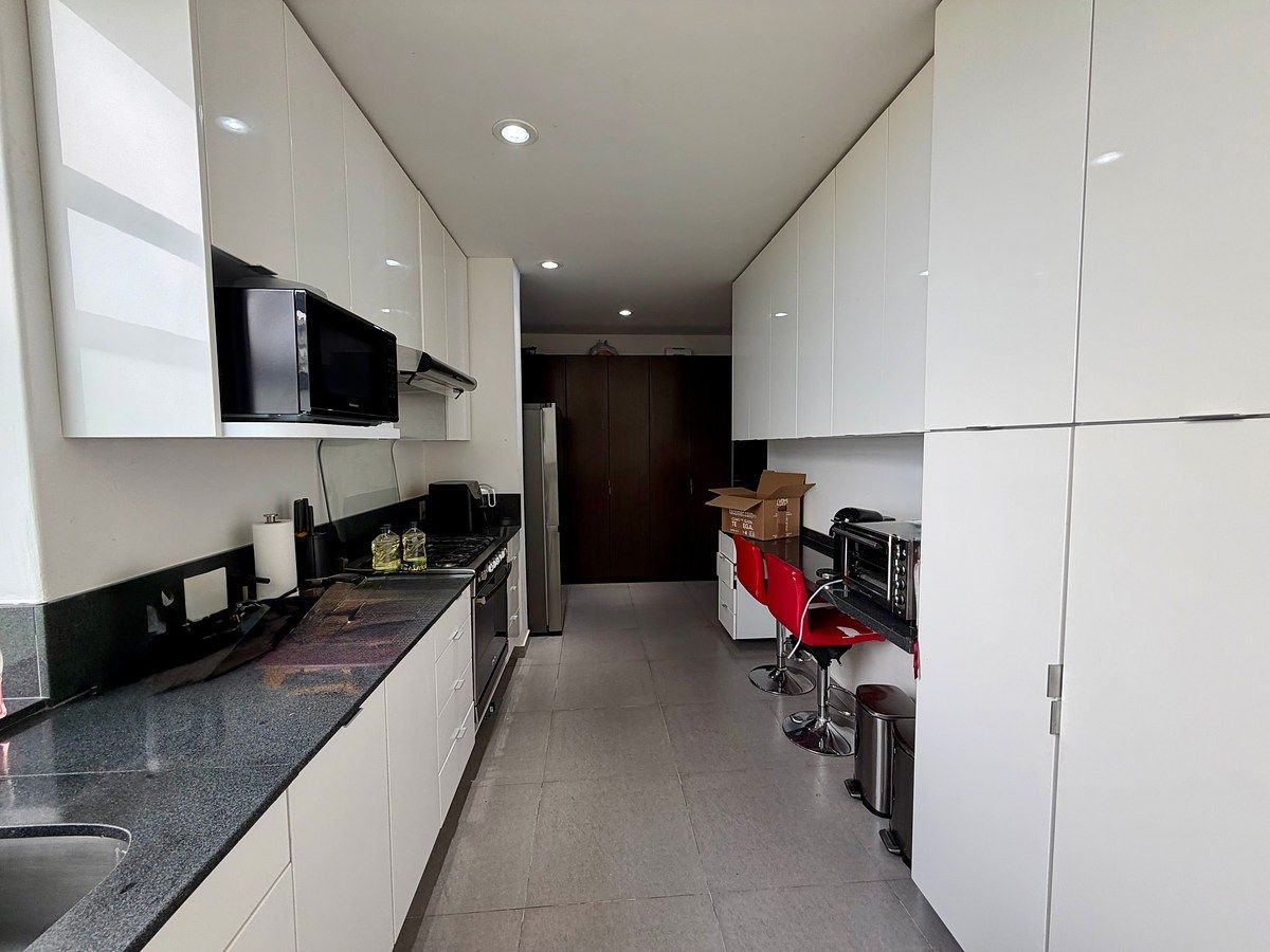 10 de 21: Cocina con barra  de granito