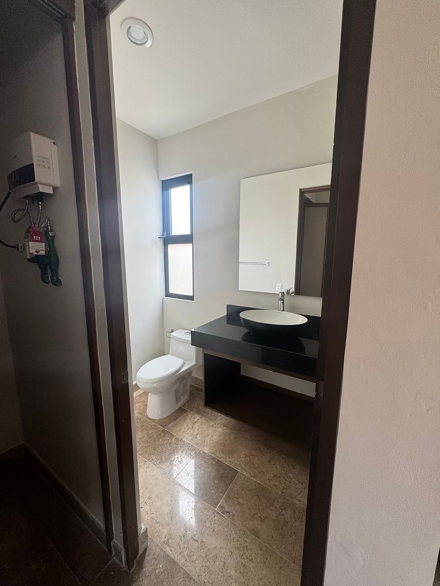 4 of 17: Medio Baño