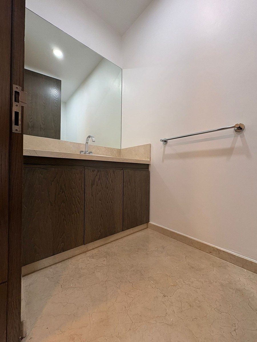 5 of 37: BAÑO RECAMARA 1