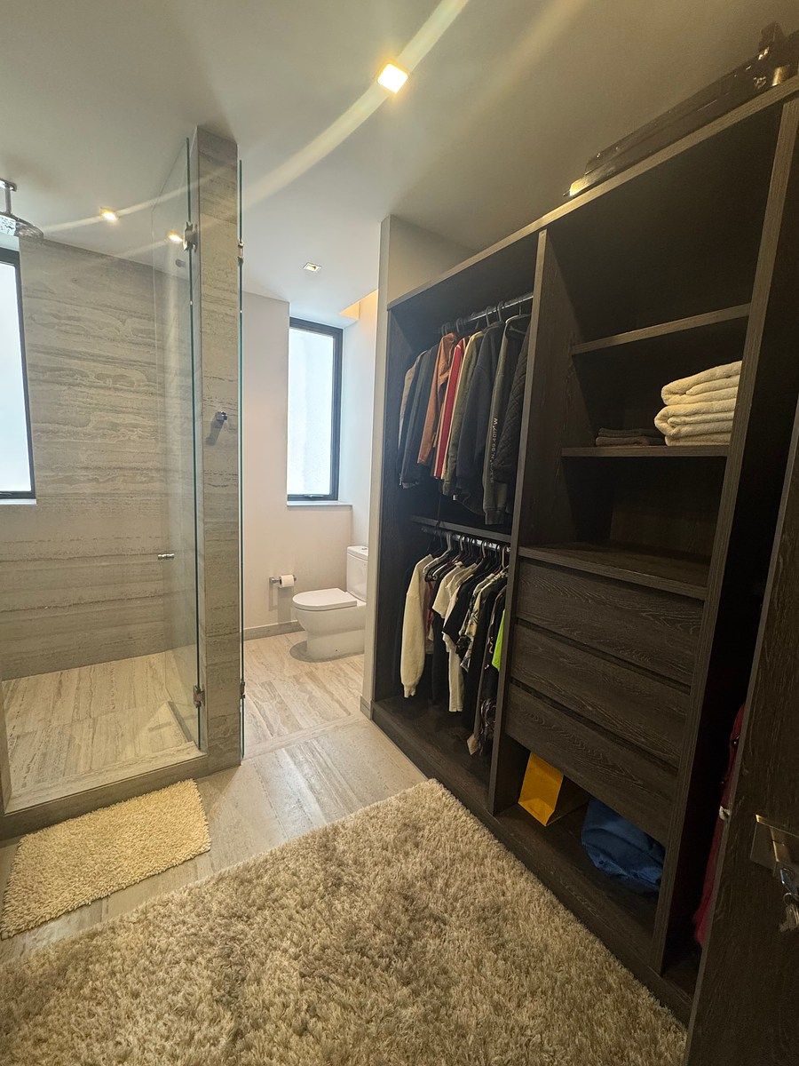 18 de 48: Baño de recamara y vestidor