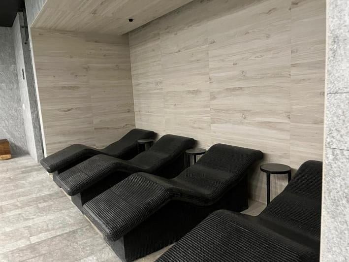 38 de 48: Jacuzzi con hidromasajes compartido hombres y mujeres