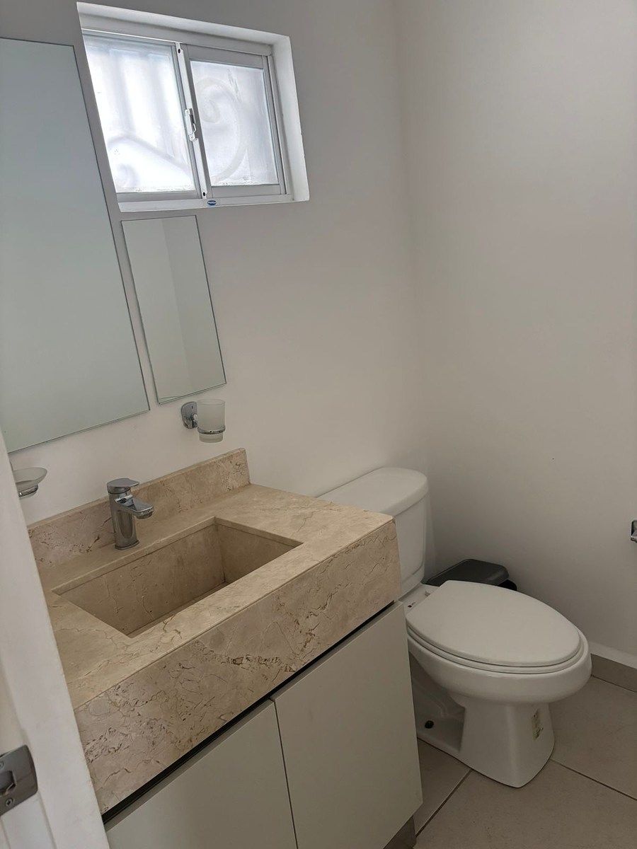 4 of 14: Medio Baño