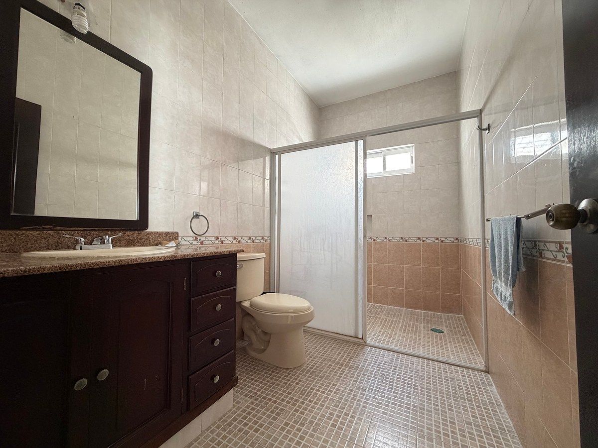 27 de 42: Baño completo recámara principal