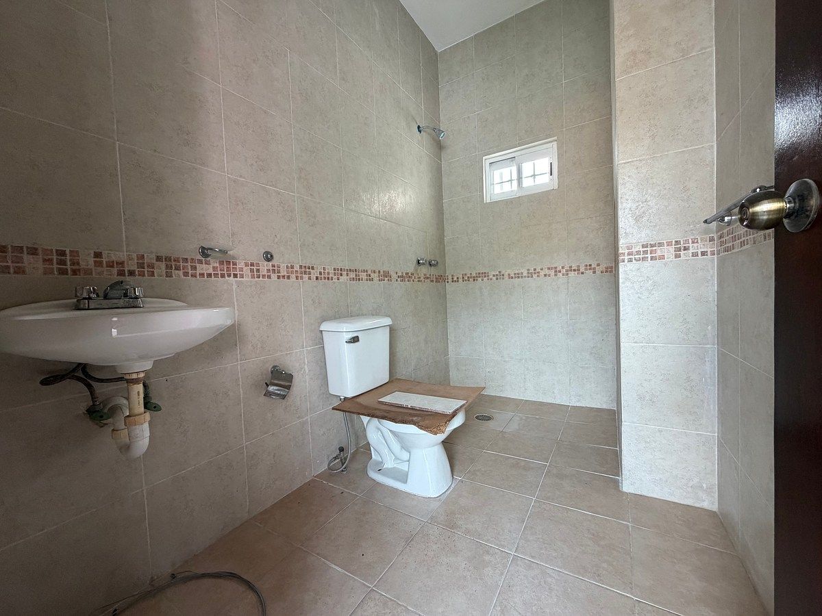 41 de 42: Baño cuarto de servicio