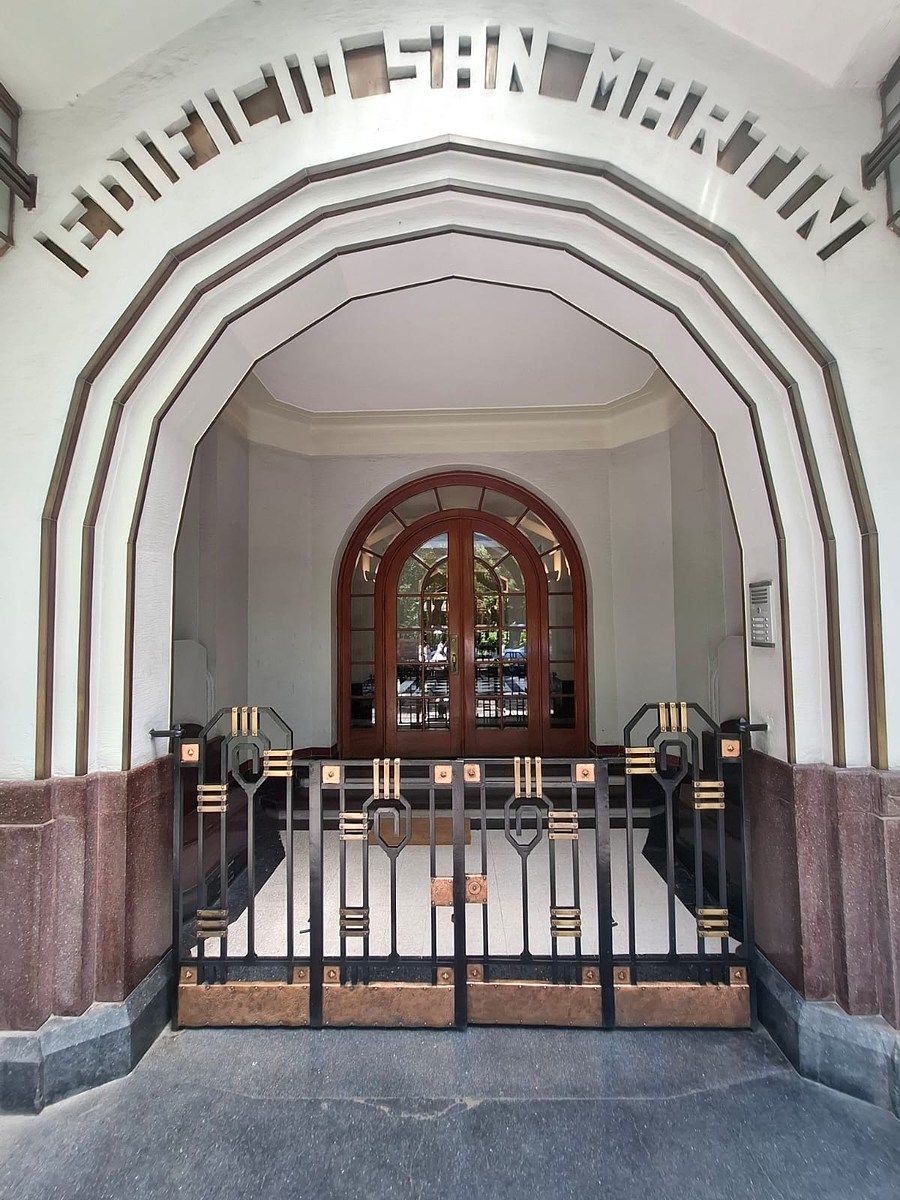 16 de 18: Puerta del acceso al edififio