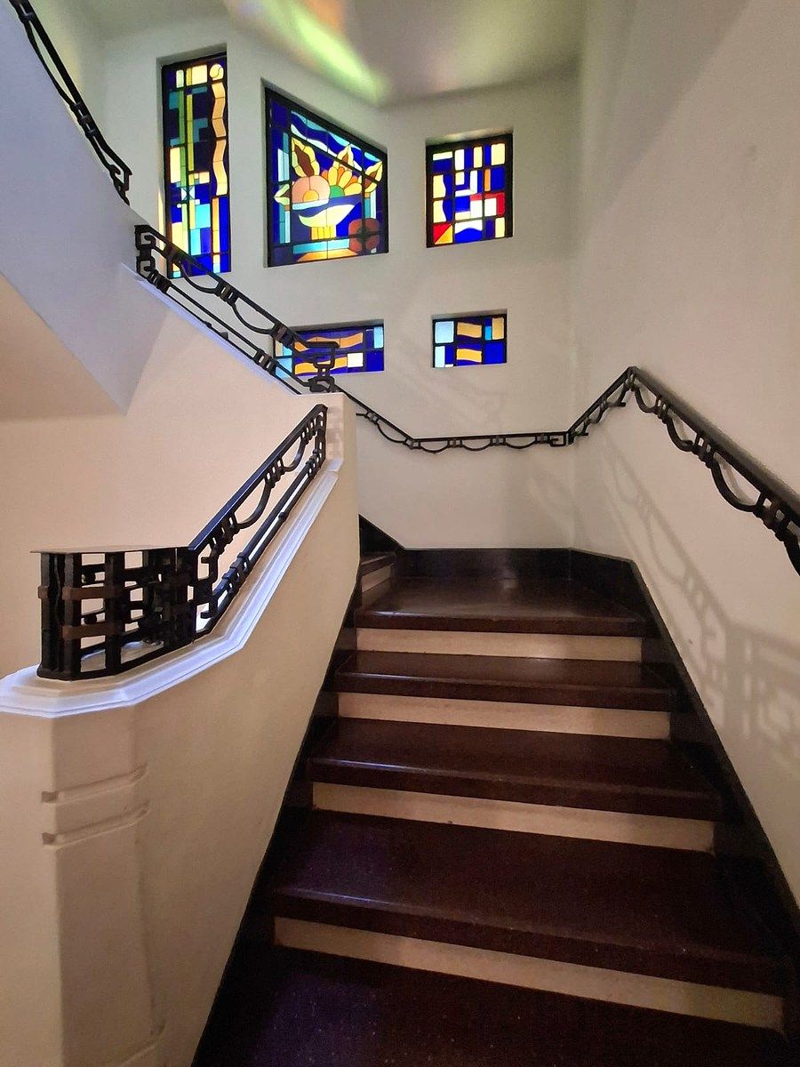 14 de 18: Escaleras del edificio