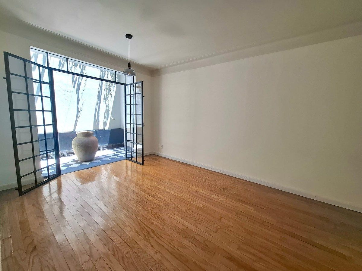 3 de 18: Sala y patio interior