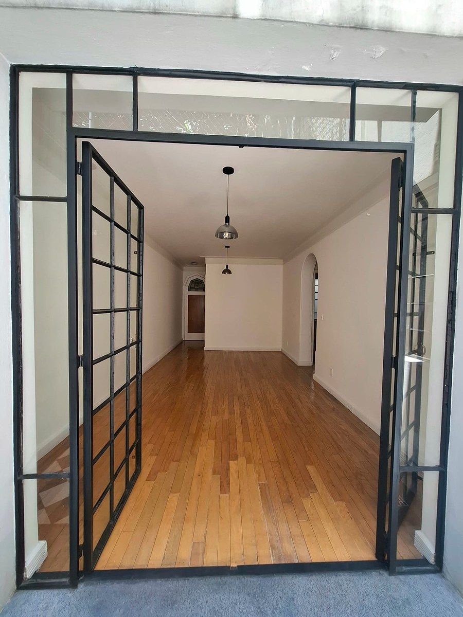 1 de 18: Vista sala y comedor desde el patio interior