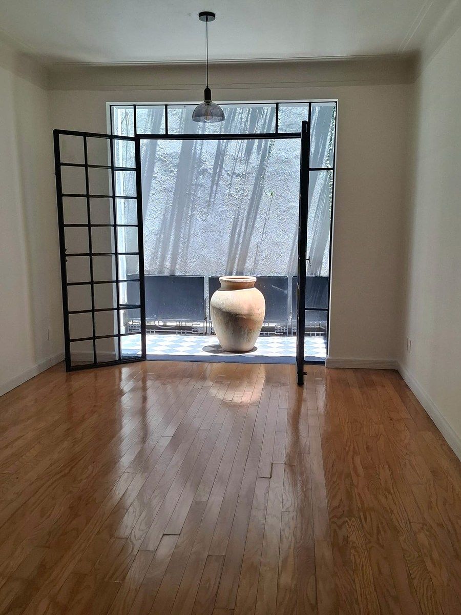 2 de 18: Sala y patio interior