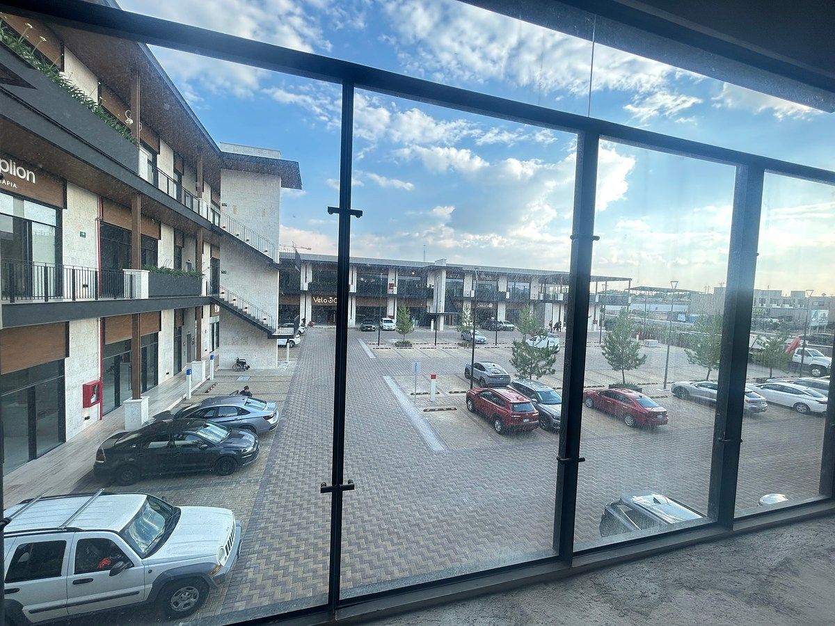 12 of 18: Local 2do en esquina/ disponible