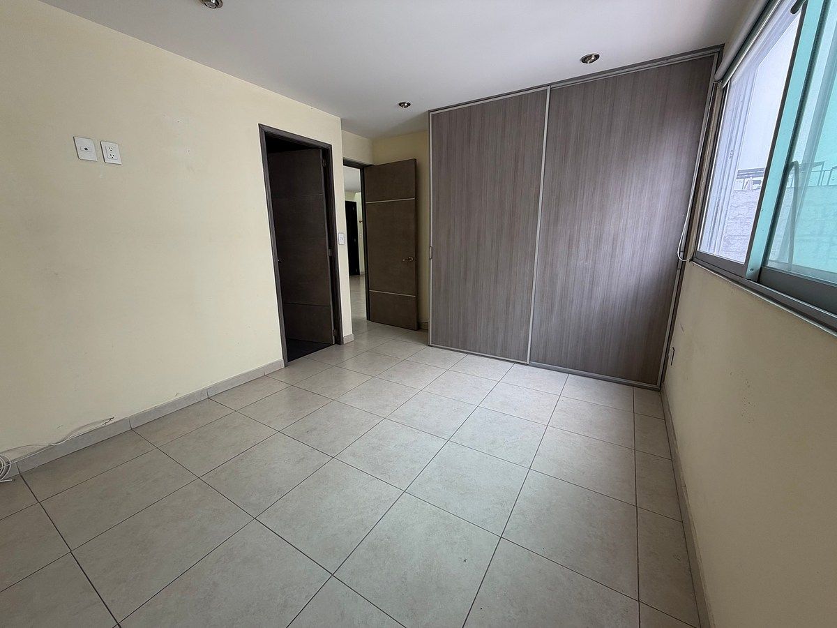 6 of 16: Habitación principal con clóset y baño completo