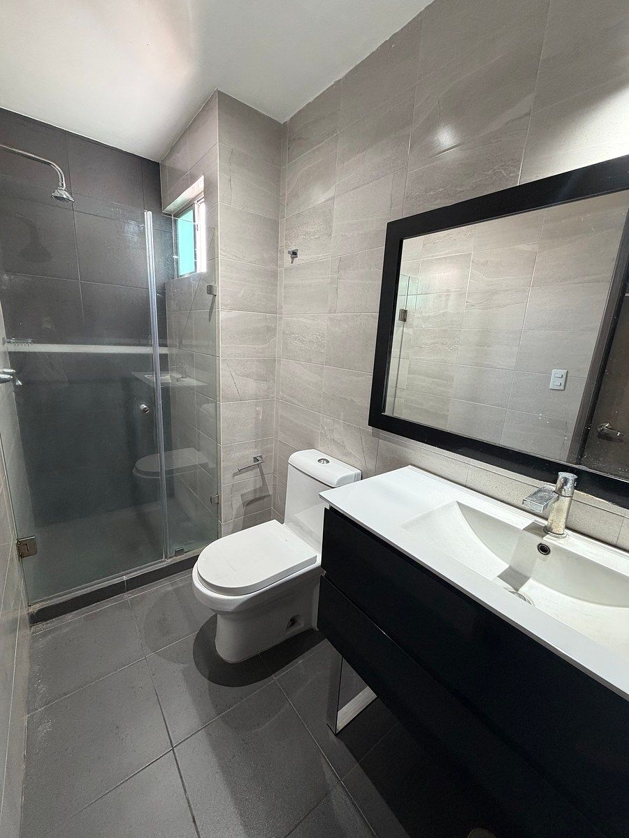 7 of 16: Baño completo de la habitación principal