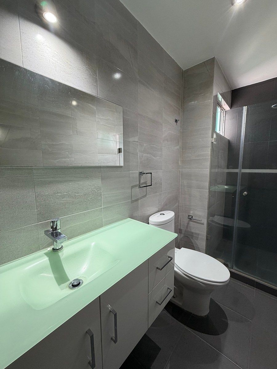 9 of 16: Segundo baño completo para visitas y segunda habitación