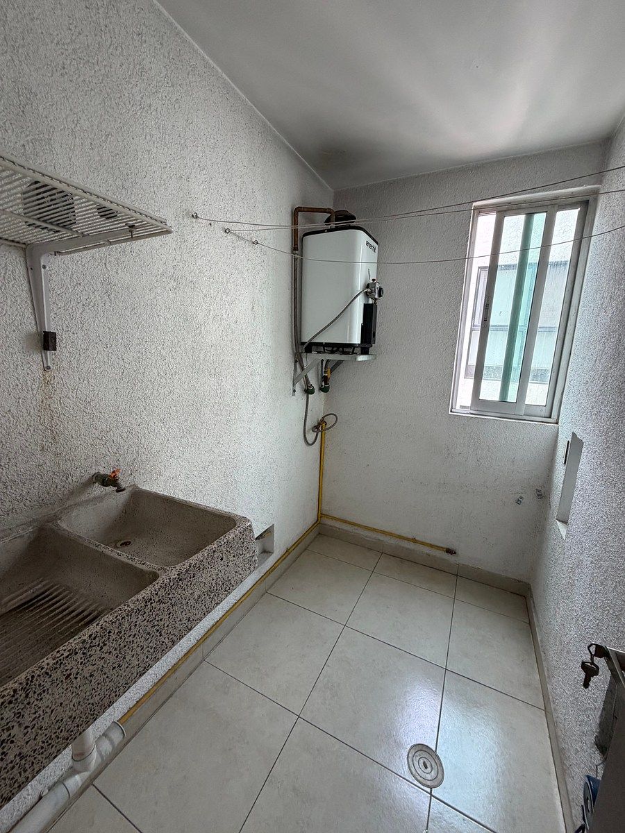 10 of 16: Cuarto de lavado