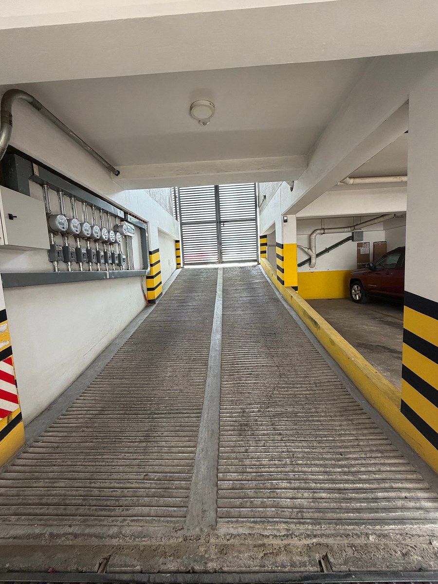 13 of 16: Acceso al estacionamiento