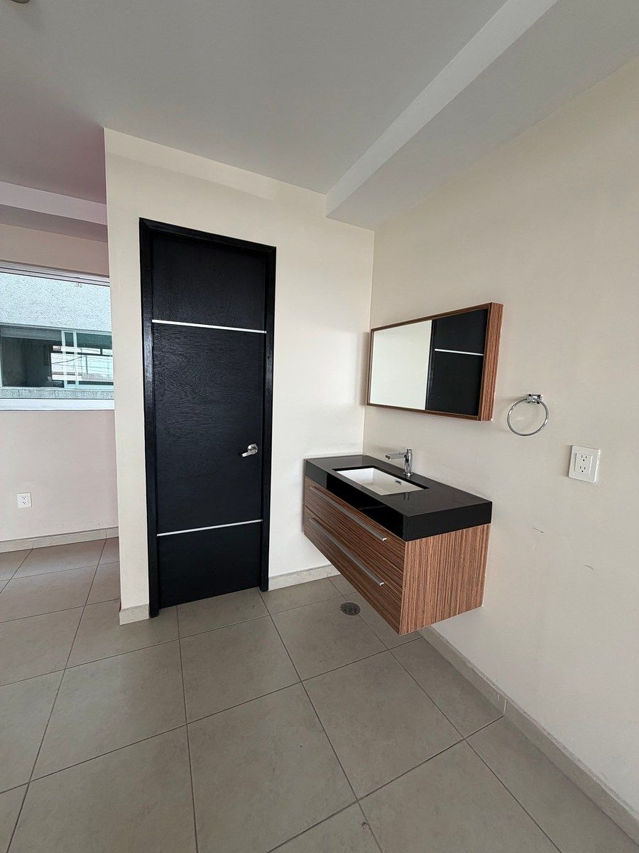 16 of 16: Baño dentro del salón de usos múltiples