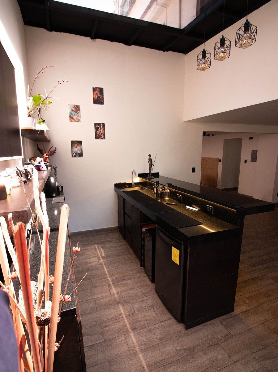 5 de 11: Bar remodelado e iluminado natural, también cabe una mesa.