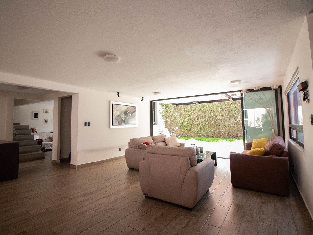 6 de 11: Sala amplia e iluminada