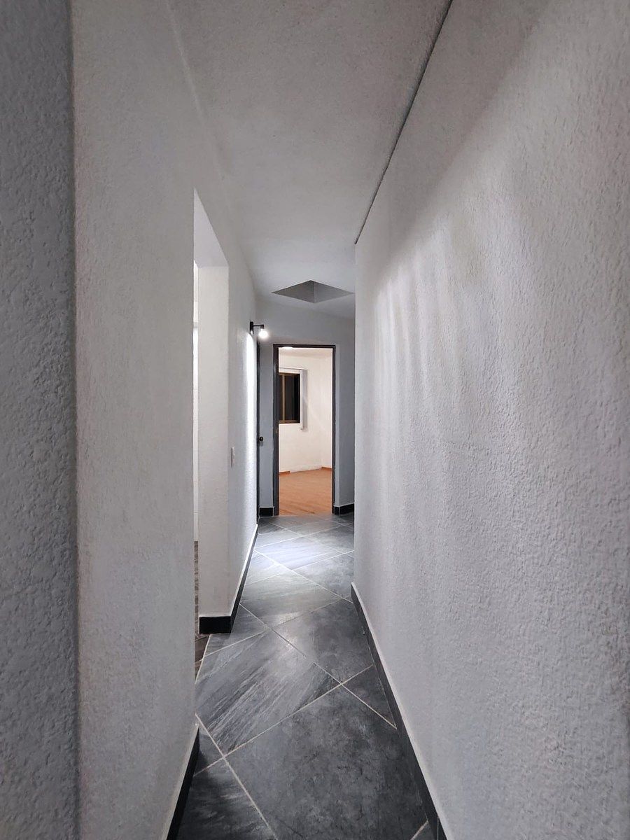 5 of 16: pasillo interior