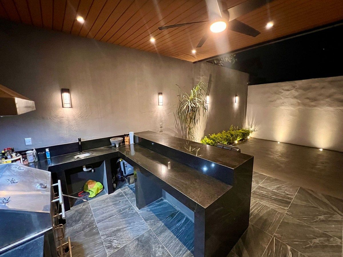 7 of 9: amplio baño con granito