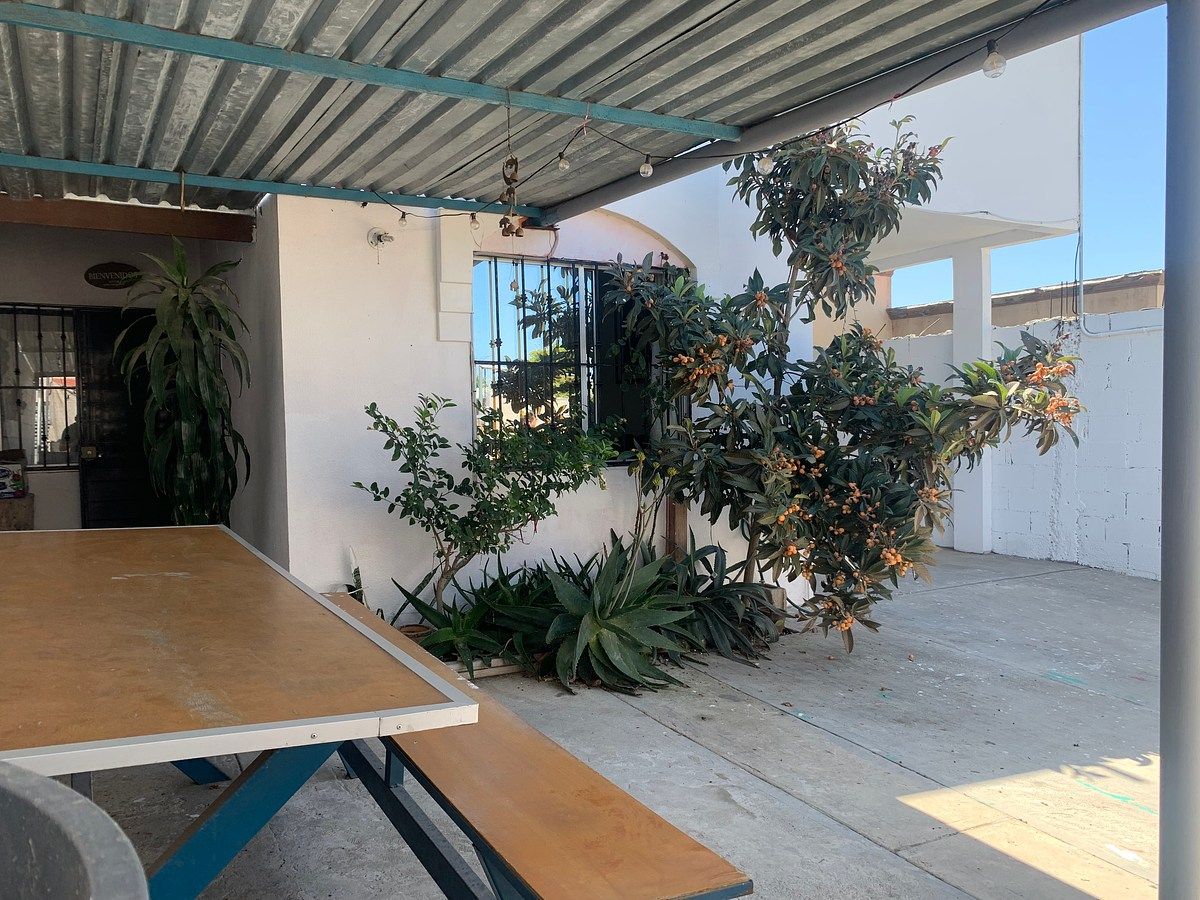 4 of 17: Mesa techada exterior para reuniones.