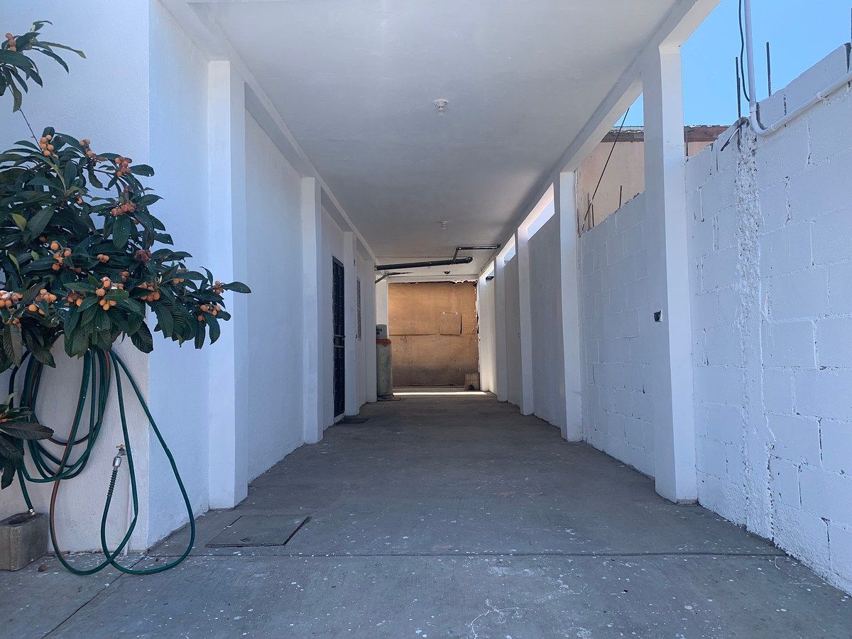 5 of 17: Pasillo hacia dos áreas de almacenamiento.