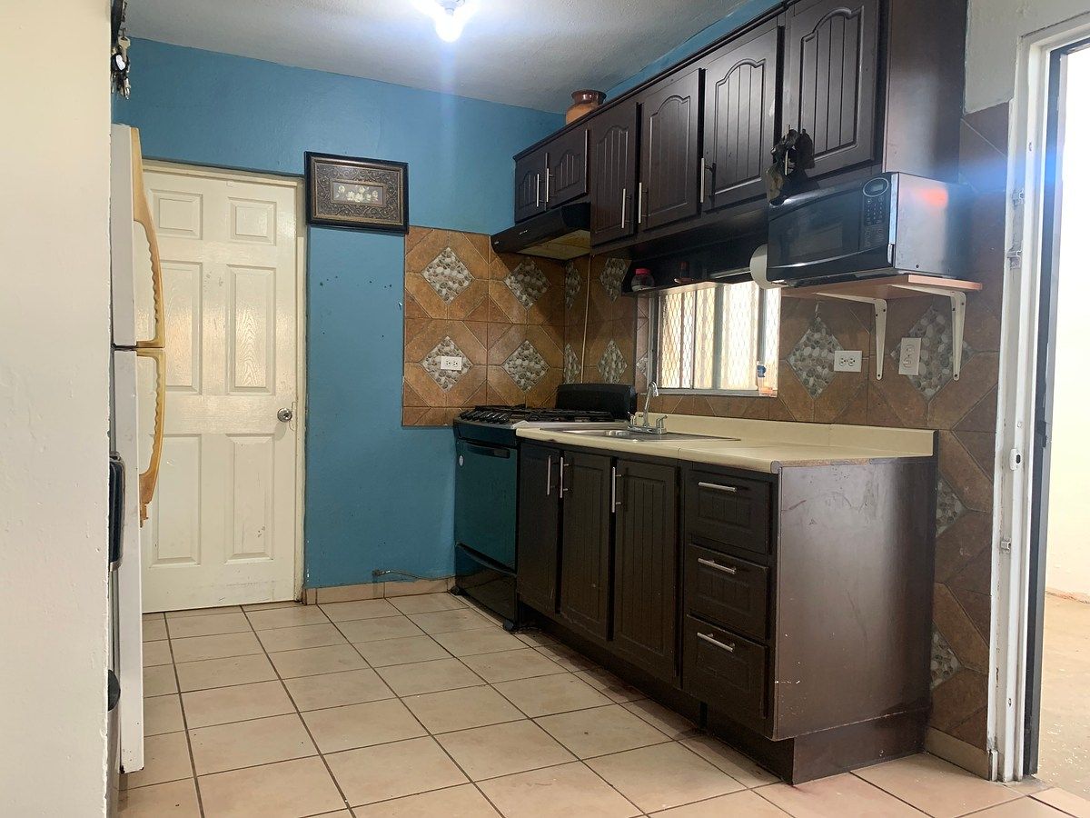 8 of 17: Cocina com refrigerador - estufa - microondas y campana.