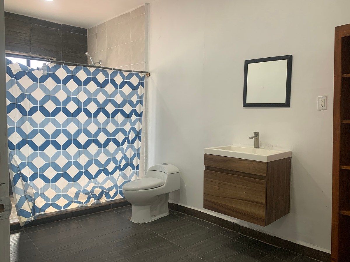 13 of 17: Amplio baño.