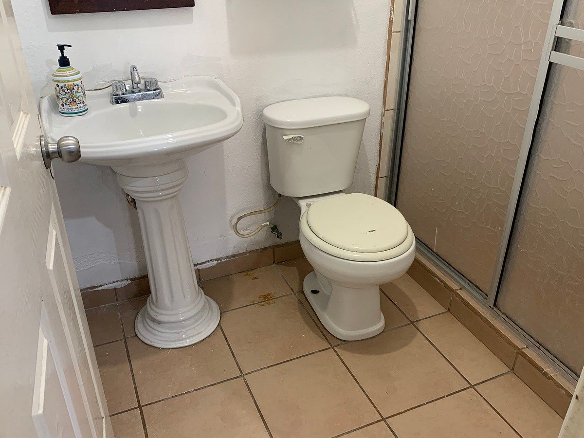 11 of 17: Baño en planta baja.