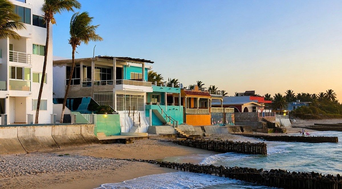 House facing the sea in Chuburná Puerto, located at a corner of the pier, photo 1 of 19