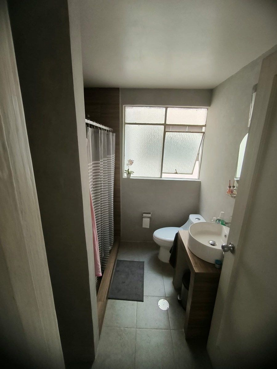 11 de 12: Baño completo con ventilación natural