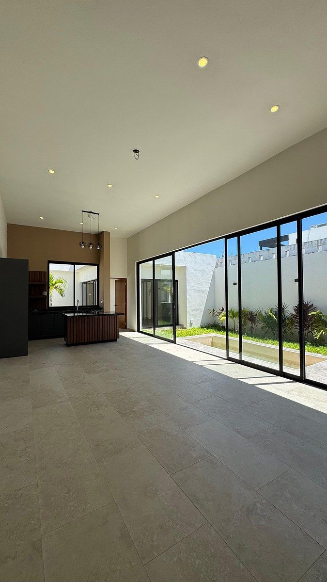 Venta de casa en privada, un piso, alberca, 2 recámaras y amenidades, en Mérida.