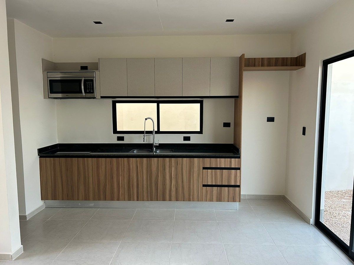 5 de 13: Cocina integral con horno microondas, parrilla y campana.