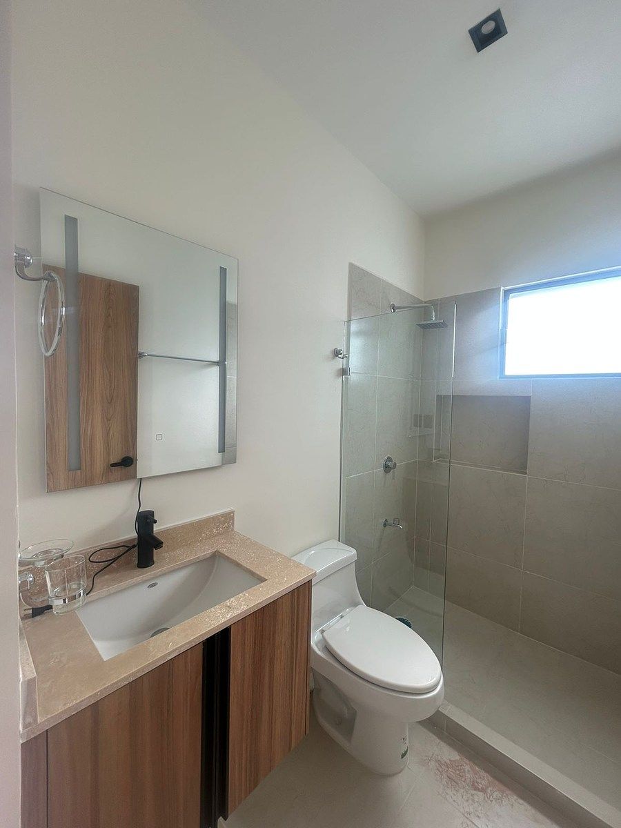 6 de 13: Baño planta alta con vidrio templado