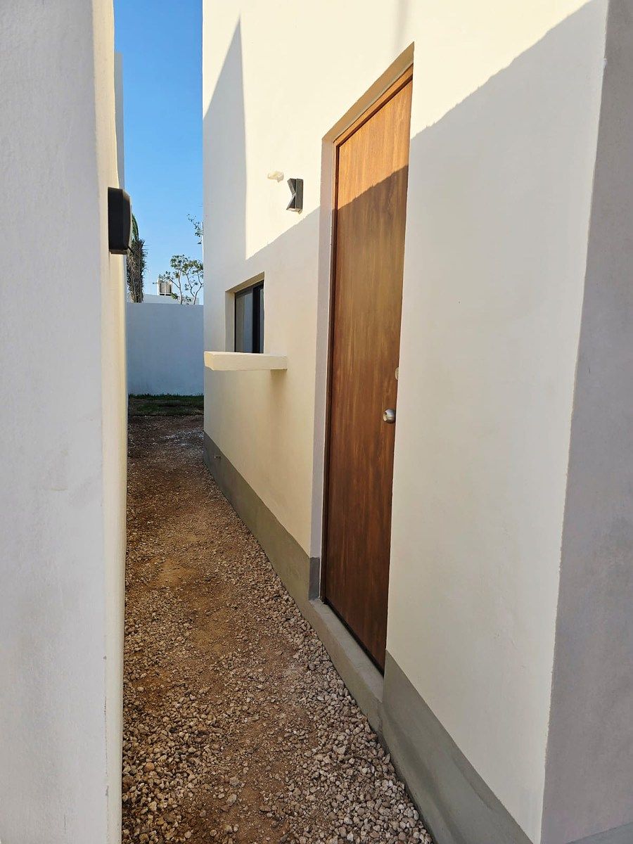 10 de 13: Pasillo servicio con puerta acceso al area lavado y cocina.