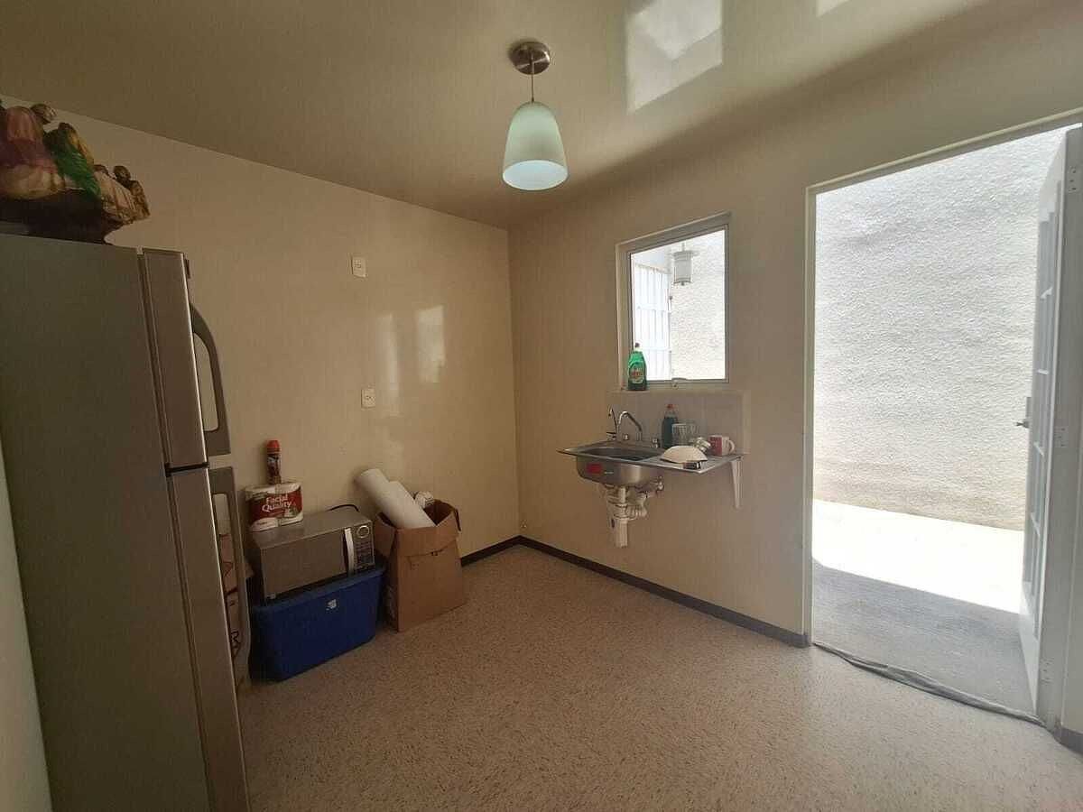 12 de 13: Cocina con refrigerador, horno de microondas y tarja