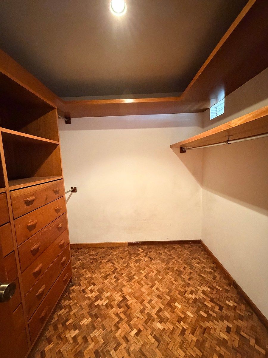 27 de 36: SEGUNDO VESTIDOR DE LA RECAMARA SECUNDARIA