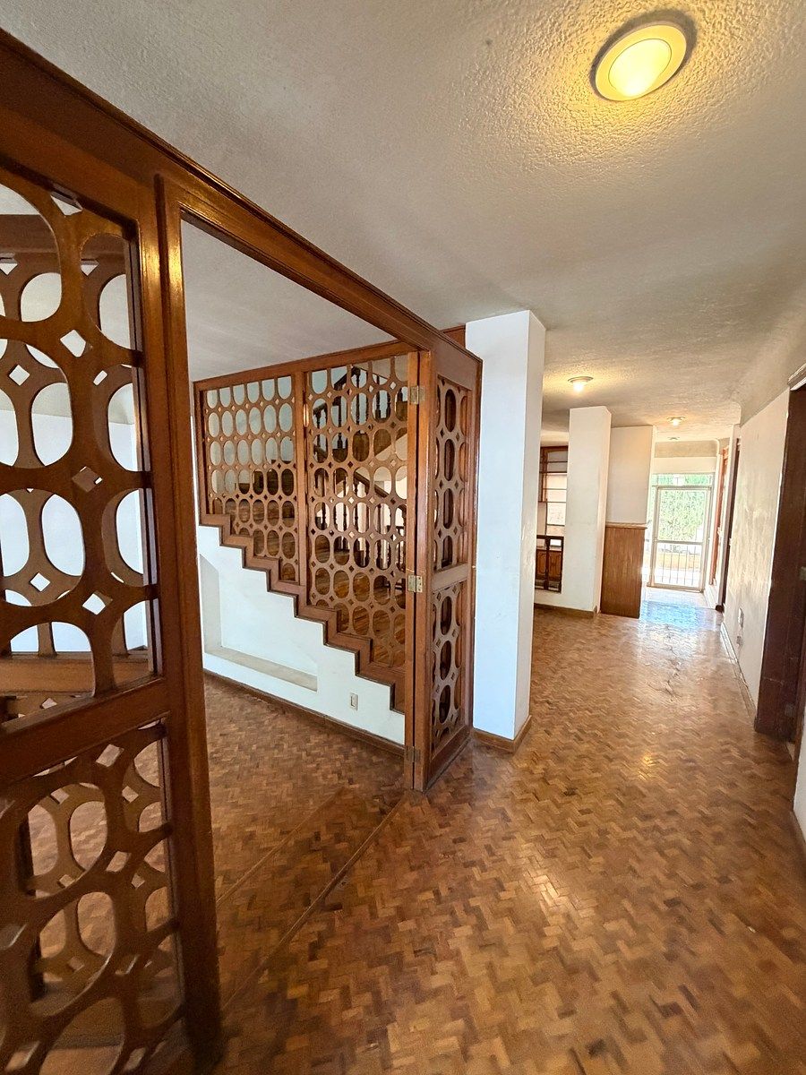 7 de 36: A LA IZQUIERDA UNA SALA PARA INVITADOS