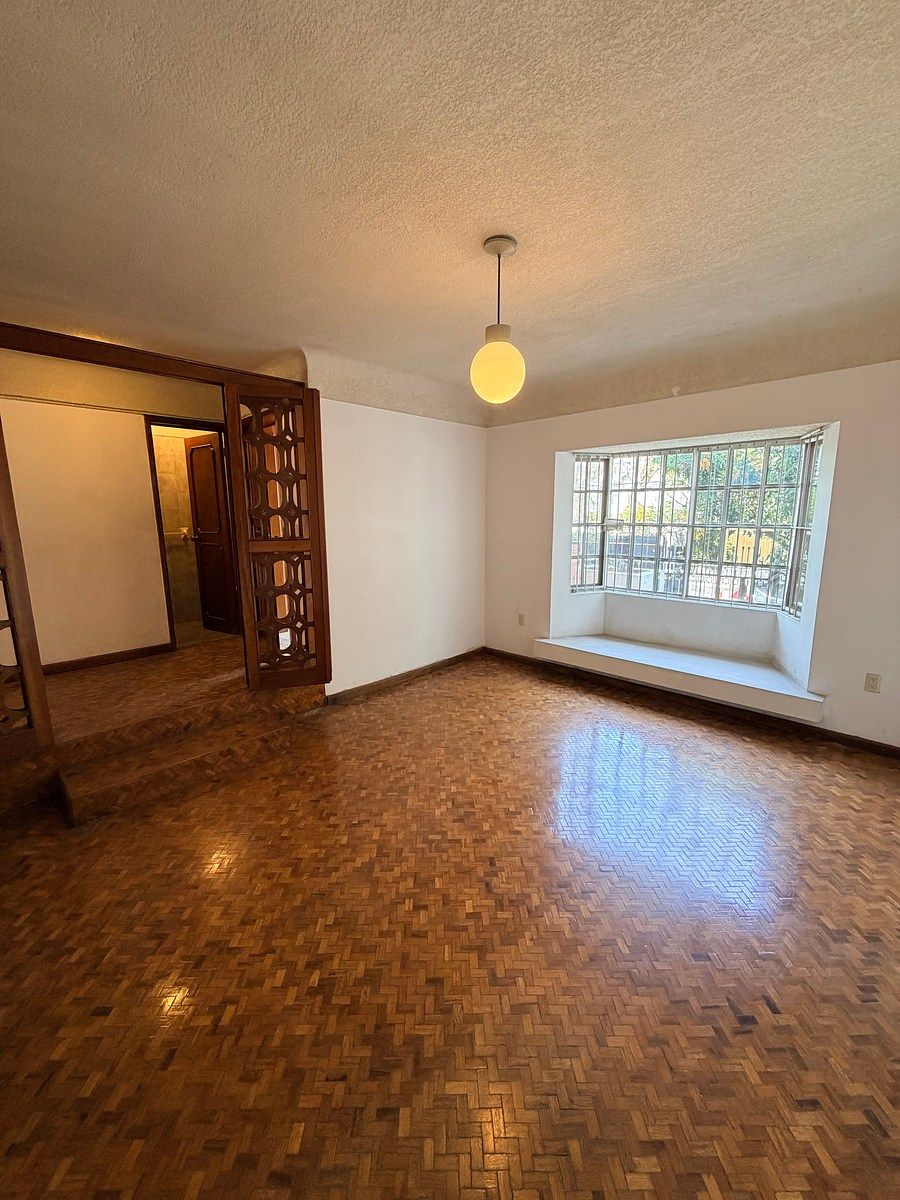 8 de 36: PRIMERA SALA PARA INVITADOS