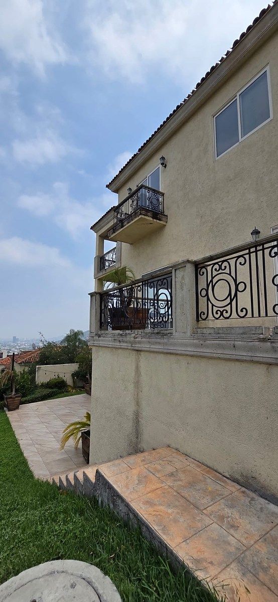 7 de 23: Lateral de la casa