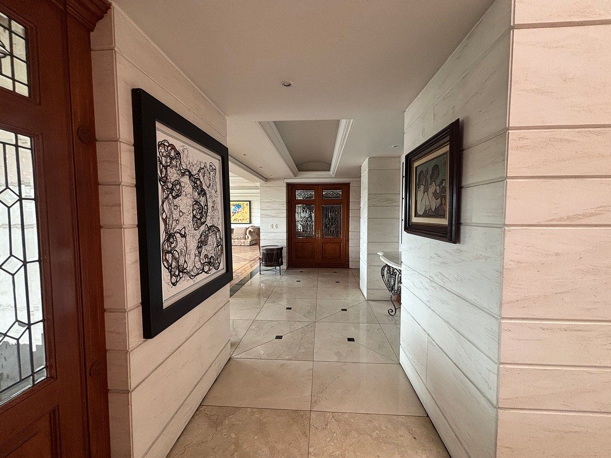 3 of 29: Pasillo Entrada