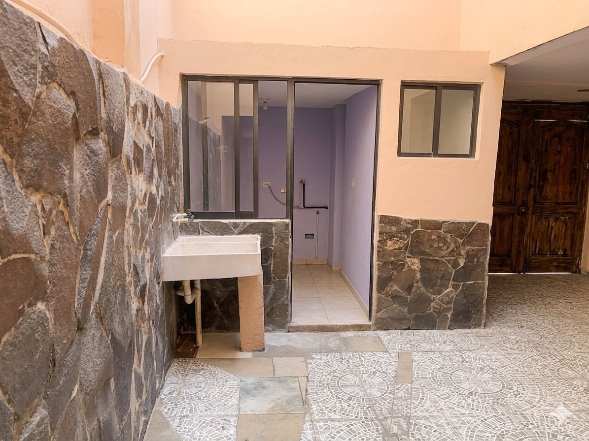 2 de 15: cuerto de servicio y patio