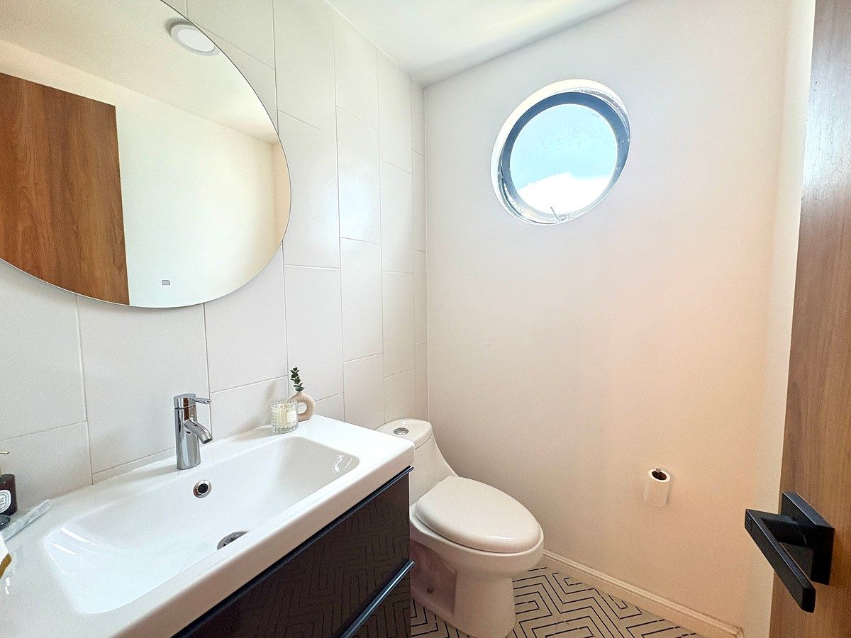 21 of 23: BAÑO DE VISITAS